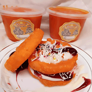 30 galletas solteritas con 1500 gramos de crema, leche condensada, salsa de mora